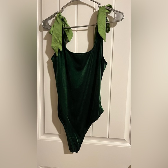 Tops - ⭐️Hunter green bodysuit size large NEW